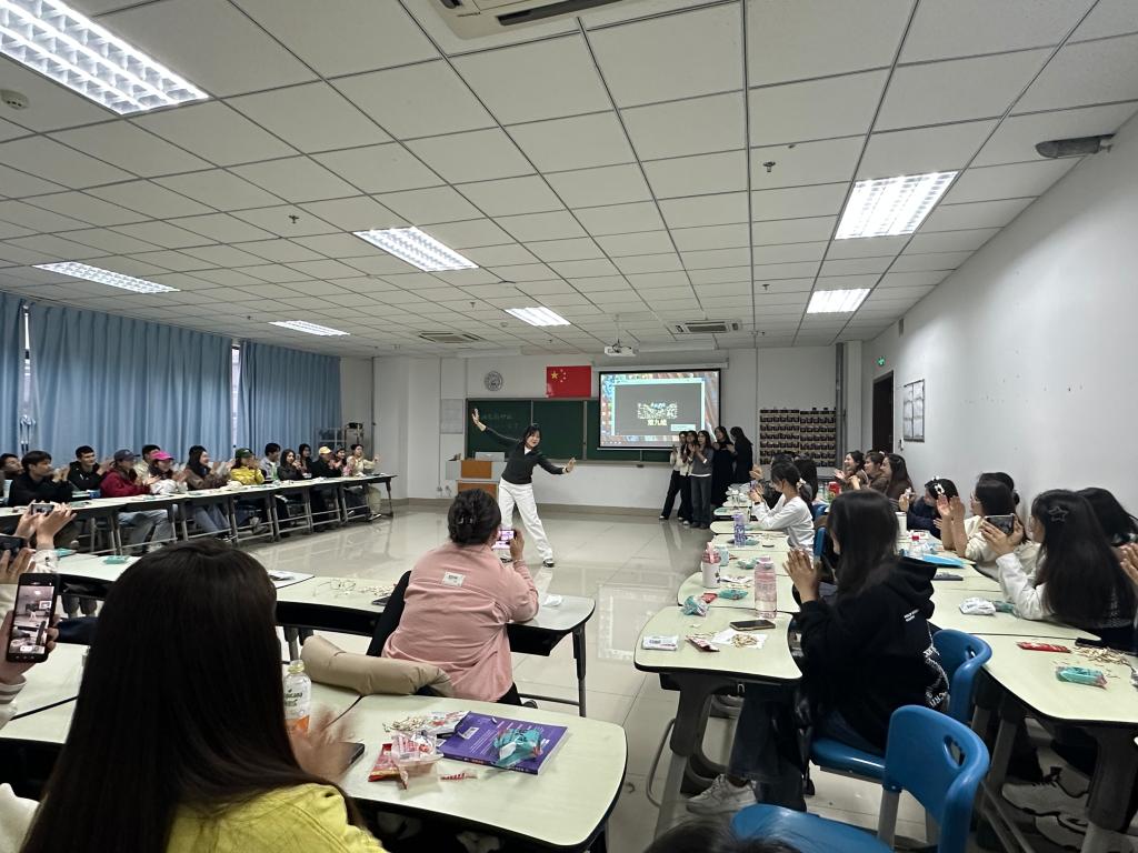 新疆第二医学院护理学院  “石榴花开别样红...